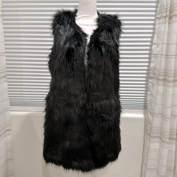 Akira Black Faux Fur Vest M/L NWT - Picture 1 of 8